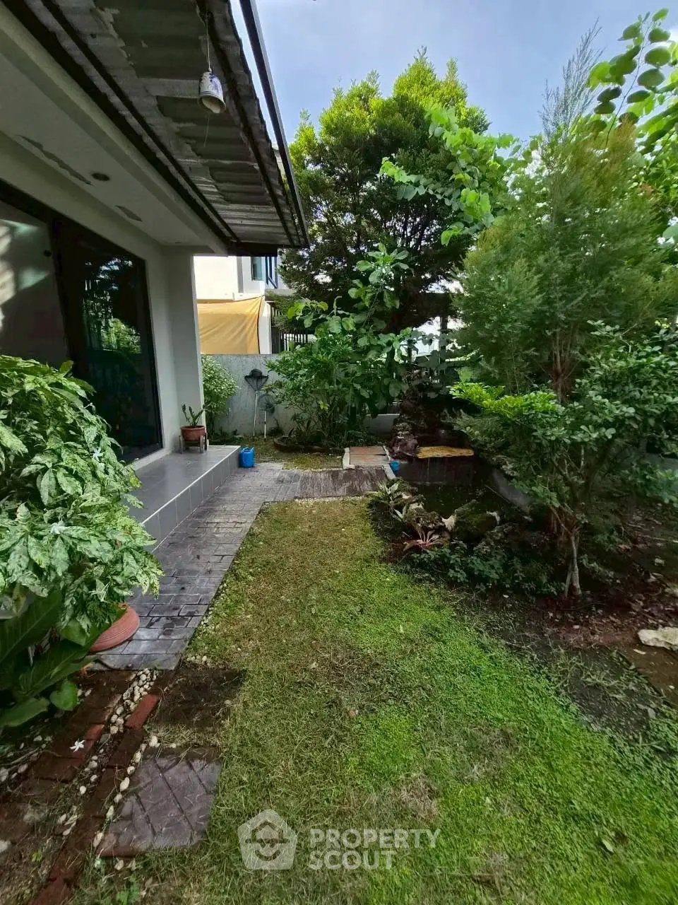 Charming garden view with lush greenery and cozy outdoor space, perfect for relaxation and nature lovers.