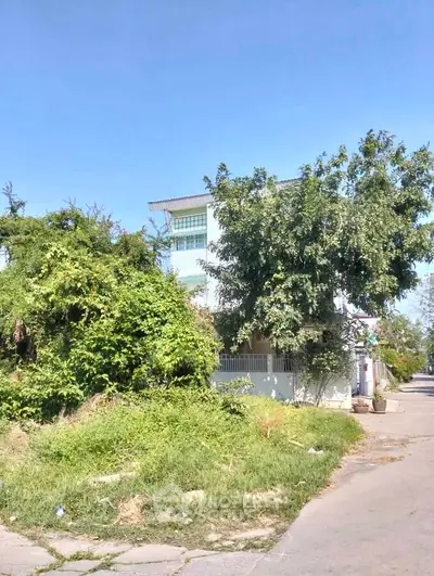 Charming suburban house with lush greenery and a spacious front yard, perfect for family living.