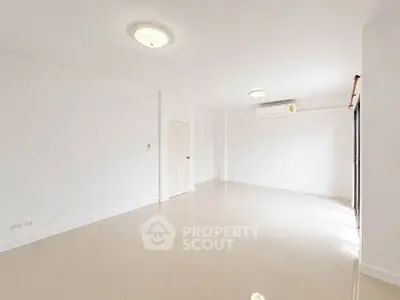 Spacious empty room with bright lighting and air conditioning, ideal for customization.
