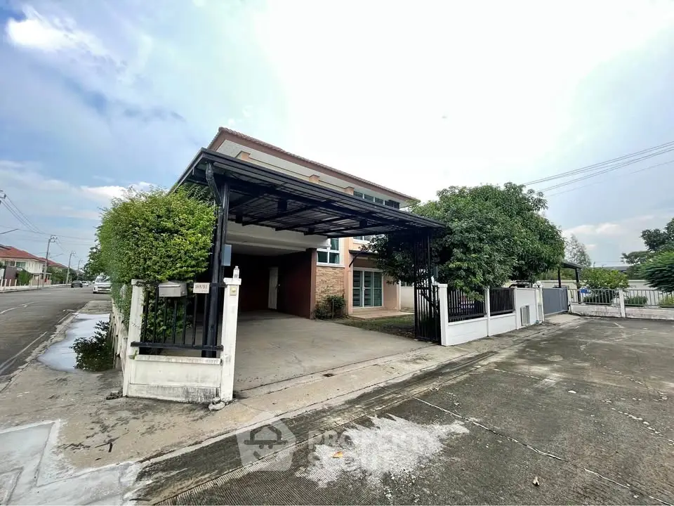 Charming suburban house with spacious driveway and lush greenery