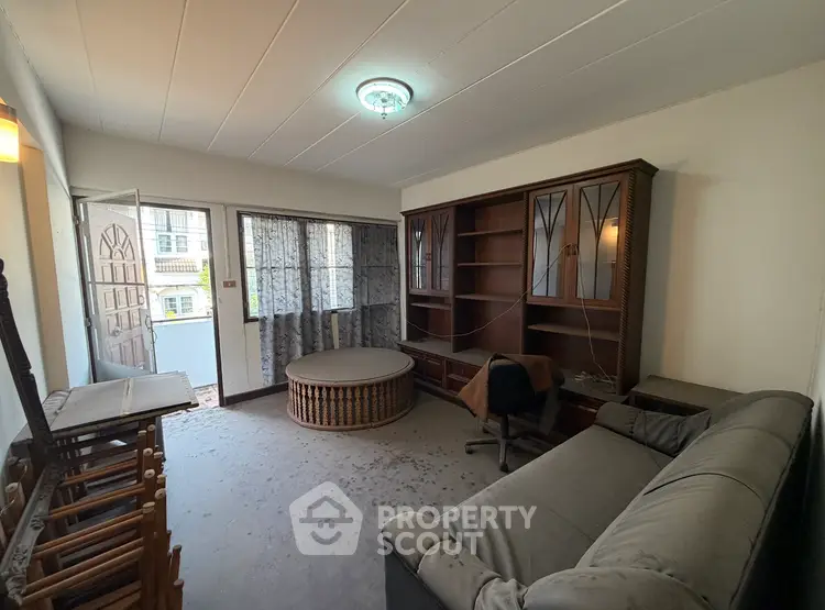 Cozy living room with vintage furniture and natural light