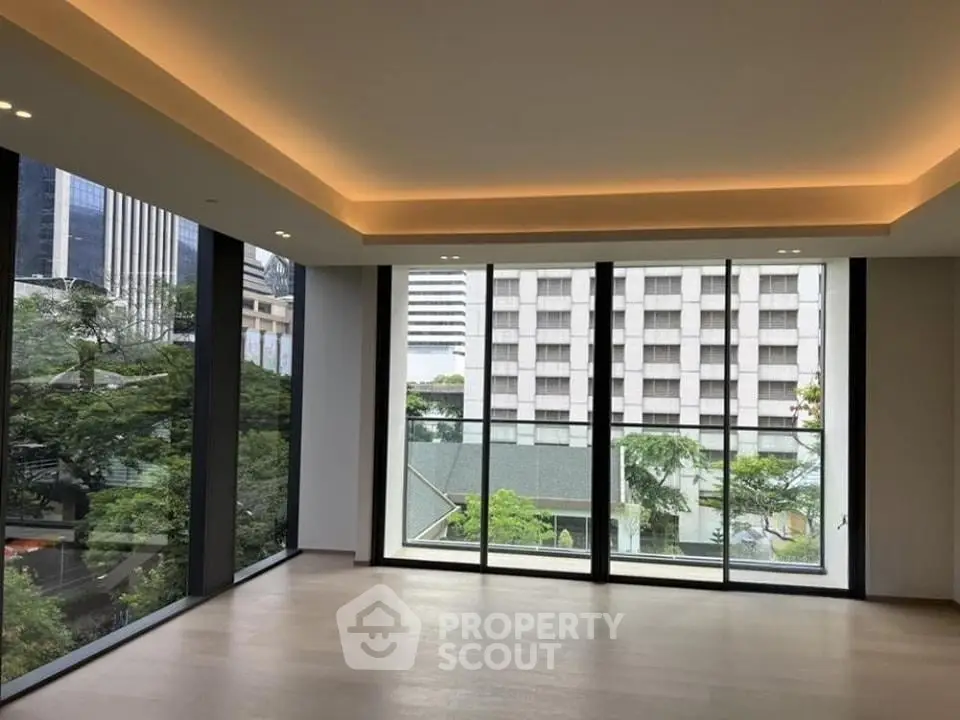 Spacious corner unit with floor-to-ceiling windows and city view