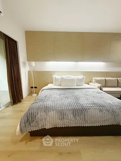 Luxurious modern bedroom with cozy bed and elegant decor, perfect for relaxation and comfort.