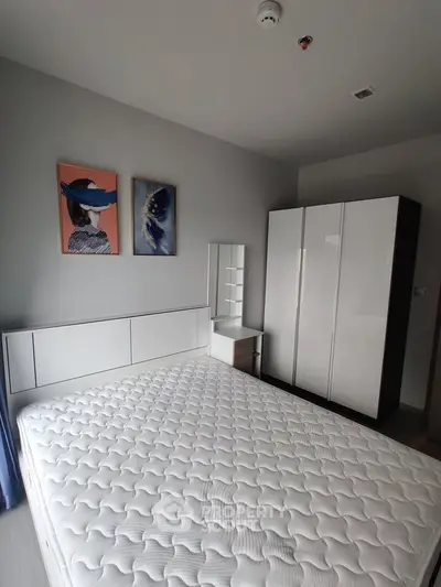 Modern bedroom with stylish decor and spacious wardrobe in a contemporary apartment.