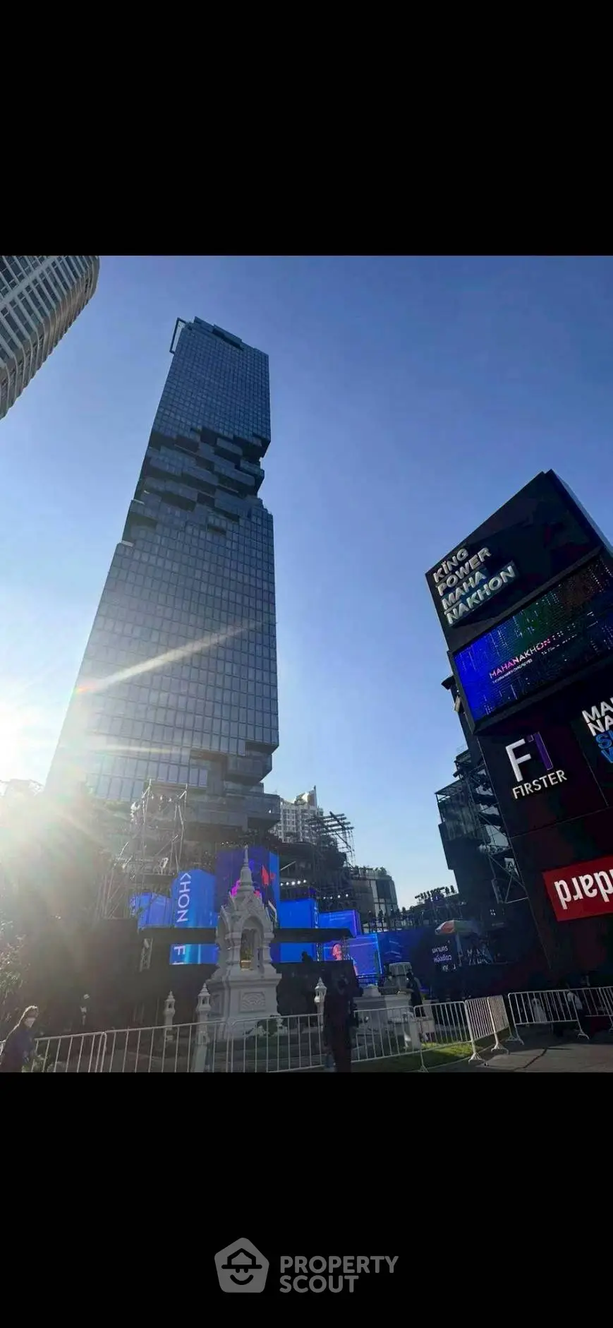 Stunning skyscraper with modern architecture in vibrant cityscape