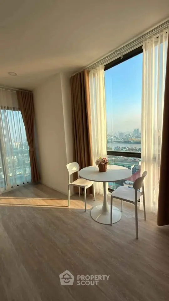 Bright corner unit with stunning city view and cozy dining area