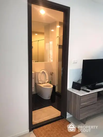 Fully Furnished 1 Bedroom Condo at Rhythm Sathorn Narathiwas-2