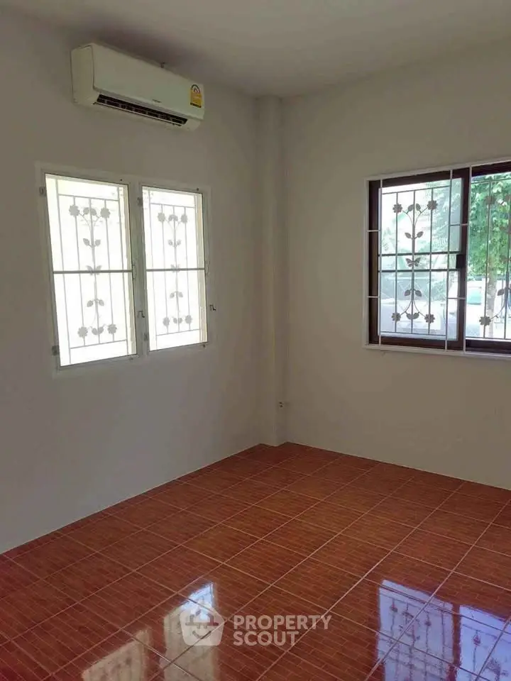 Spacious room with tiled floor and air conditioning, ideal for customization.