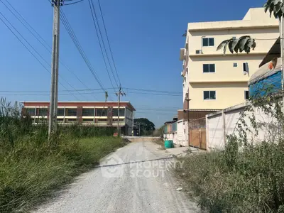 Explore potential investment with this urban building and surrounding area.