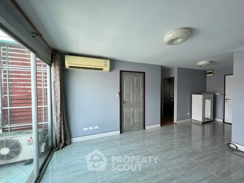 Spacious living room with air conditioning and large window
