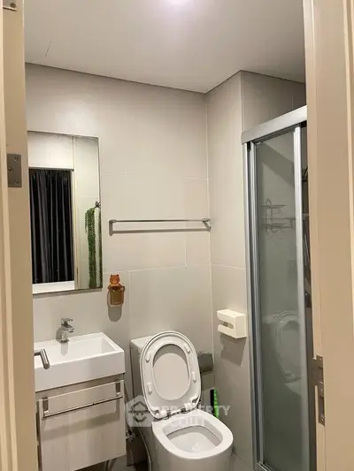 Modern bathroom with shower and sleek fixtures in a contemporary apartment.