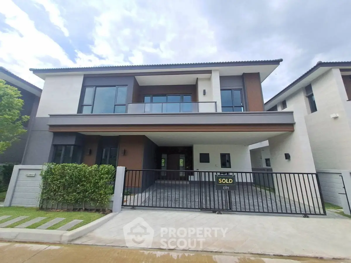 Modern two-story house with a sleek design and spacious driveway, perfect for family living.