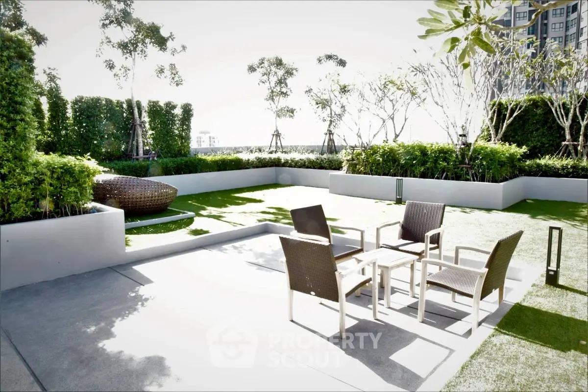 Luxurious rooftop garden with modern outdoor seating and lush greenery, perfect for relaxation and entertainment.