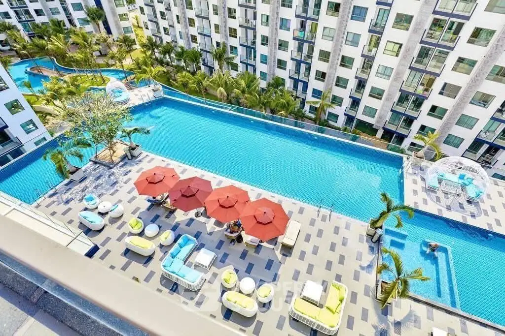 Luxurious apartment complex with stunning pool and modern amenities.