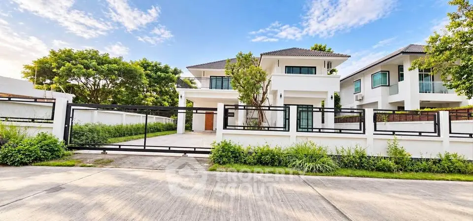 Luxurious modern house with spacious driveway and lush greenery, perfect for upscale living.