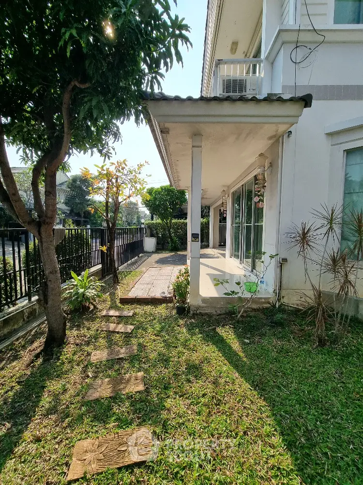Charming garden view of a modern house with lush greenery and inviting patio.
