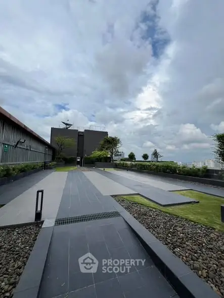 Stunning rooftop garden with modern design and city views, perfect for relaxation and gatherings.
