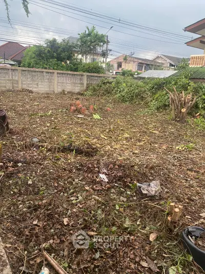 Vacant land plot with potential for development in a residential neighborhood.