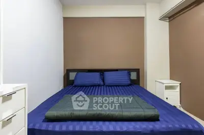 Cozy bedroom with modern furnishings and stylish decor, perfect for relaxation and comfort.
