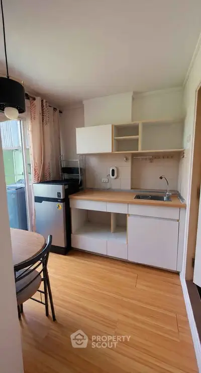 Cozy kitchen with compact layout and modern appliances in a bright apartment.