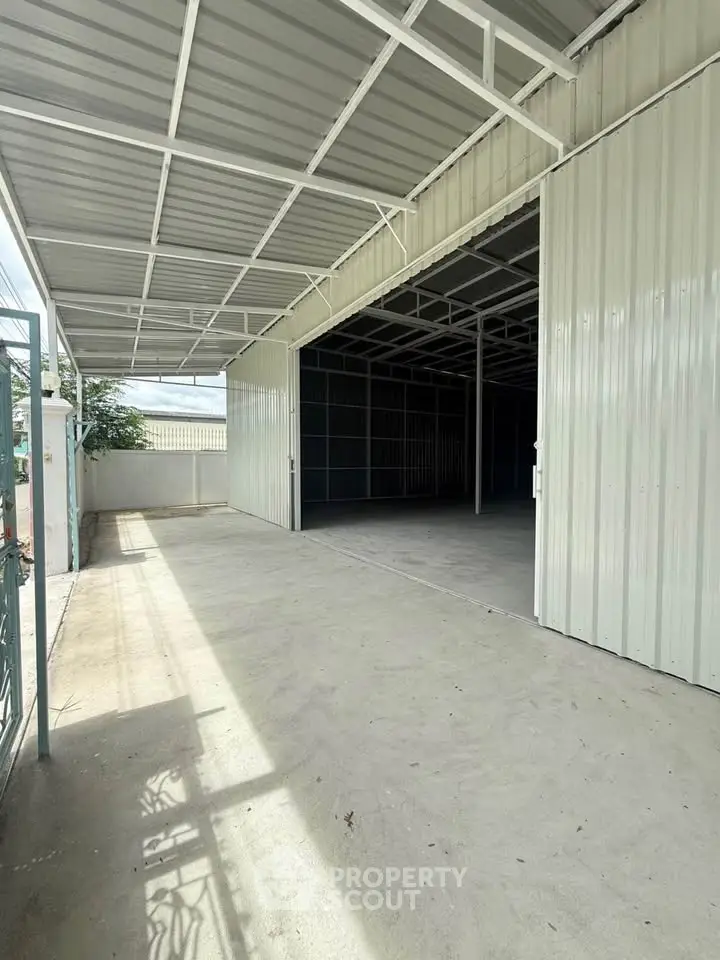 Spacious industrial warehouse with open layout and high ceilings, perfect for storage or business operations.