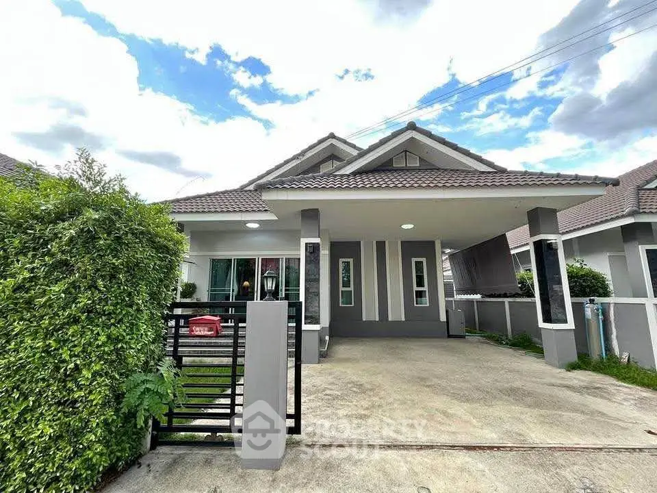 Charming modern house with spacious driveway and lush greenery, perfect for family living.