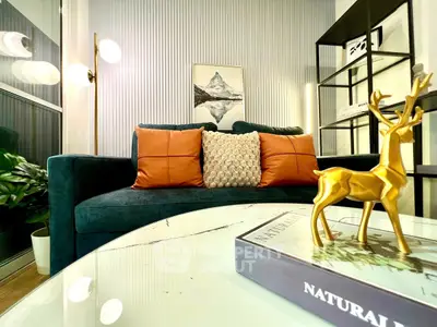 Stylish living room with modern decor and elegant furniture, featuring a cozy sofa and chic accessories.