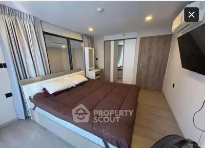 Modern bedroom with stylish decor and large bed in a contemporary apartment.