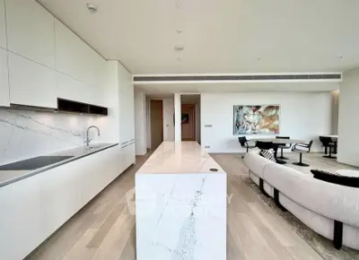 Luxurious open-plan kitchen and living room with modern design and elegant marble finishes.