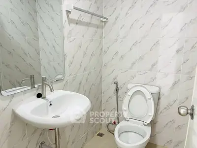 Modern bathroom with sleek fixtures and elegant tile design
