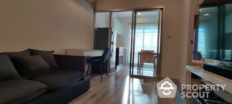 Fully Furnished 1 Bedroom Condo at Centric Sathorn St Louis Livingroom