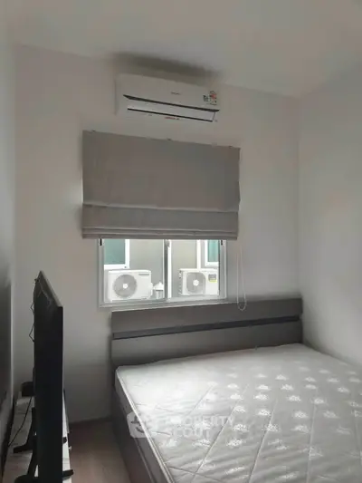 Cozy bedroom with air conditioning and natural light, perfect for relaxation and comfort.
