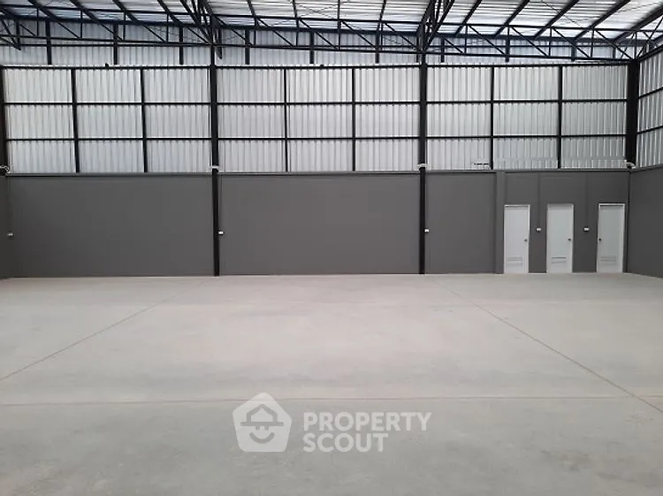 Spacious industrial warehouse with high ceilings and ample storage space.