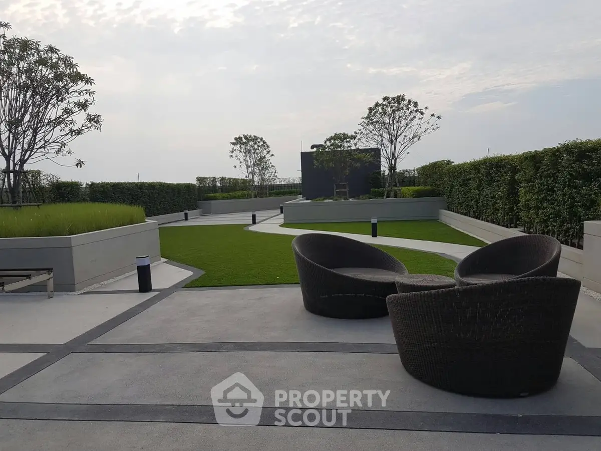 Modern rooftop garden with stylish seating and lush greenery, perfect for relaxation and gatherings.