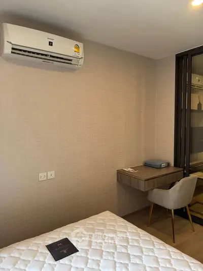 Modern bedroom with air conditioning and stylish desk, perfect for comfort and productivity.