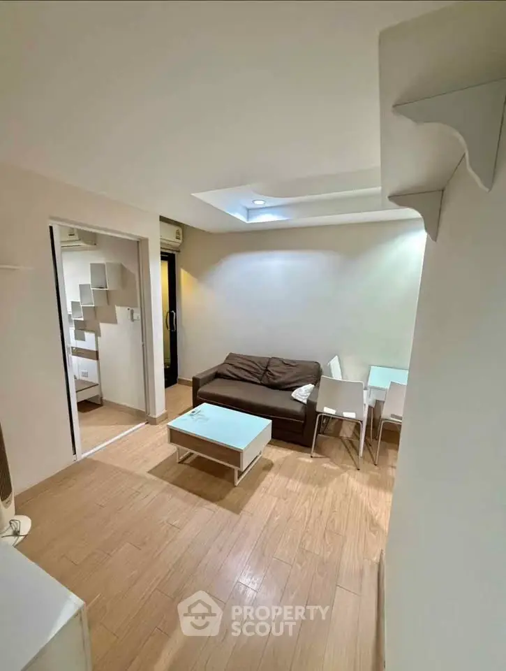 Cozy living room with modern furniture and wooden flooring, perfect for relaxation and entertaining.