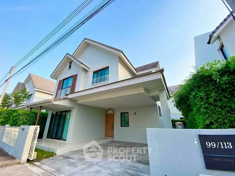 Charming modern house with spacious driveway and lush greenery, perfect for family living.
