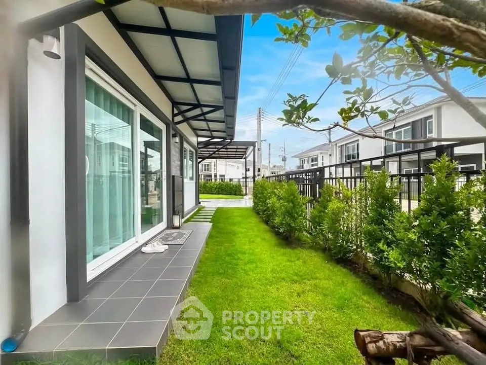 Charming modern home with lush green garden and sleek exterior design, perfect for family living.