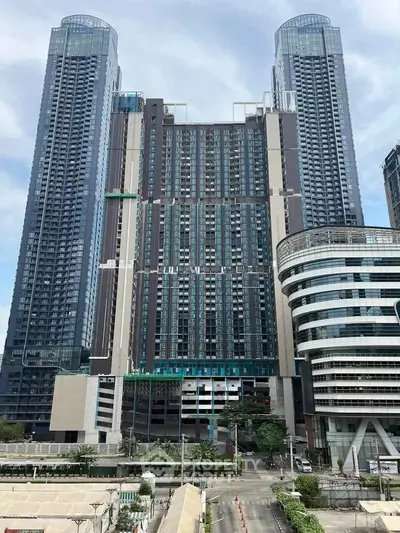 Stunning modern high-rise building with sleek design and panoramic city views.