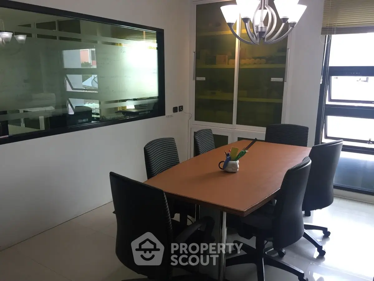 Modern study room with conference table and chairs, ideal for meetings or work sessions.