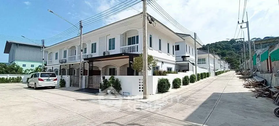Modern townhouse corner unit with spacious driveway and mountain view, ideal for family living.