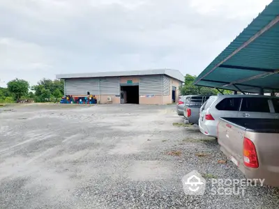 Spacious warehouse with ample parking space and easy access