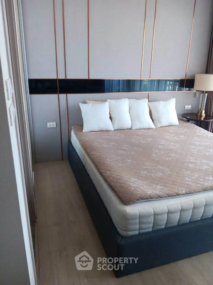 Modern bedroom with stylish decor and comfortable bed in a contemporary apartment.