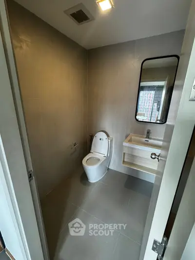 Modern bathroom with sleek design and wall-mounted sink