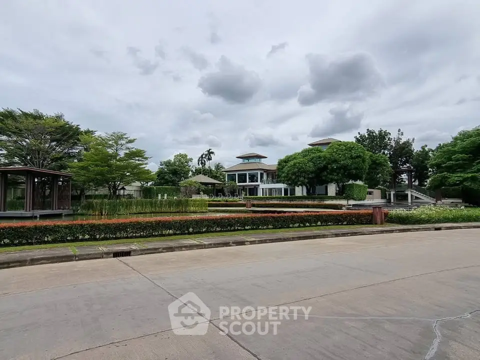 Luxurious modern house with lush garden and spacious driveway