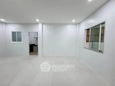 Spacious unfurnished room with tiled flooring and large windows, ideal for customization.
