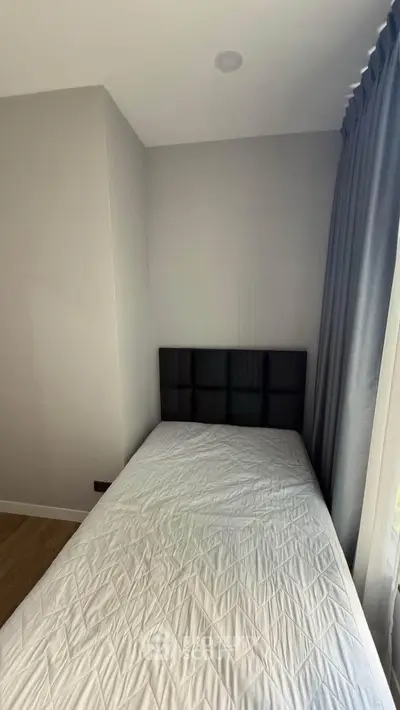 Cozy bedroom with single bed and modern decor, perfect for a peaceful retreat.