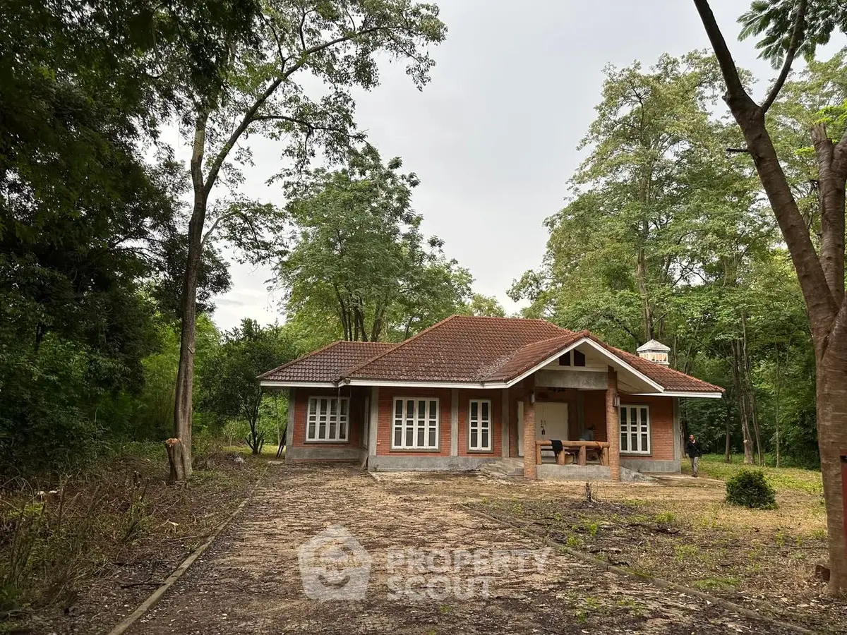 Charming countryside house surrounded by lush greenery, perfect for nature lovers seeking tranquility.