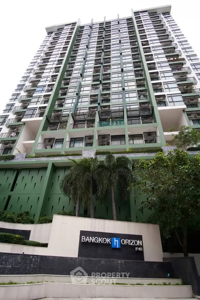 Modern high-rise building with lush greenery at Bangkok Horizon P48