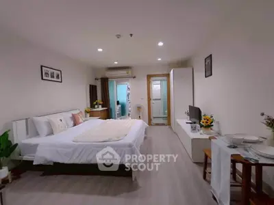 Spacious modern bedroom with elegant decor and cozy ambiance